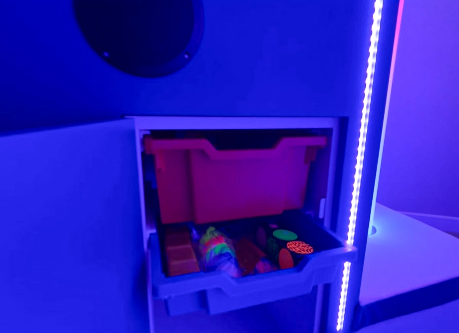 Portable sensory trolley with integrated storage compartment
