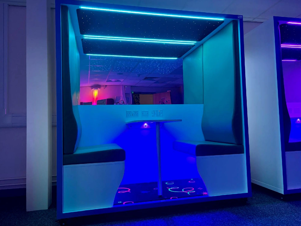Sensory Focus Pod with integrated workstation for educational environments.